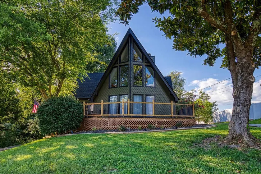 4BR 3BA Cabin w Games Hot Tub Near Smoky Mtns - Image 1