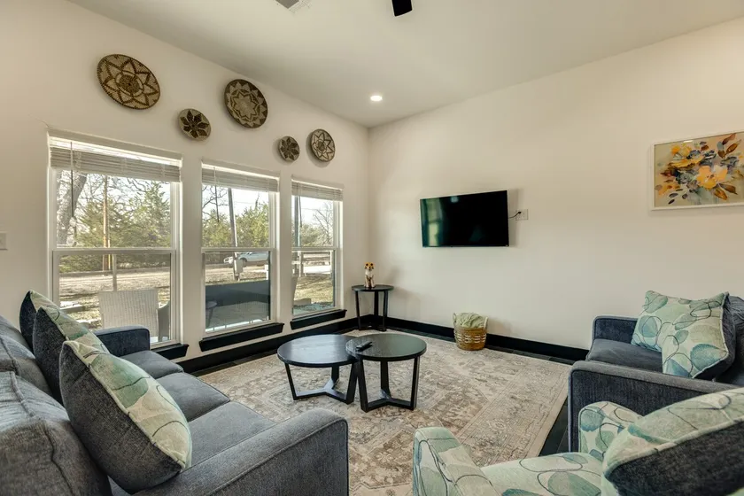 Roo's Hideaway Modern 3BR Near Round Top & A&m! - Image 1