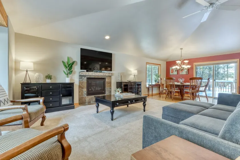 Lovely home near town with private hot tub scenic deck W&D & chic decor - Image 1