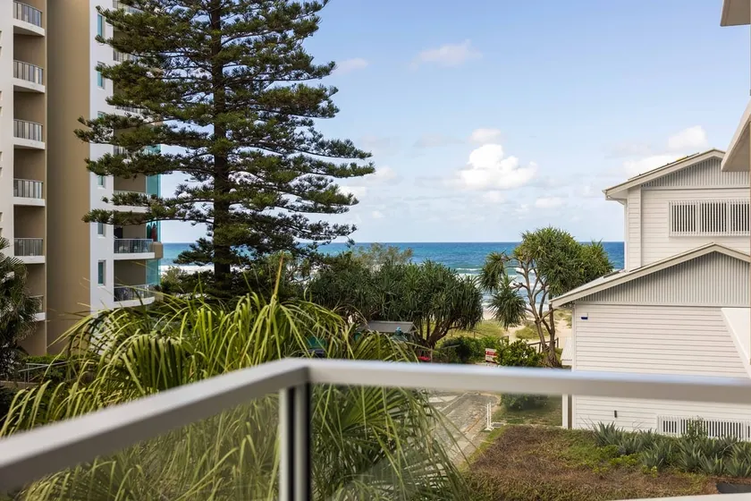 Apartment in Palm Beach - Image 1