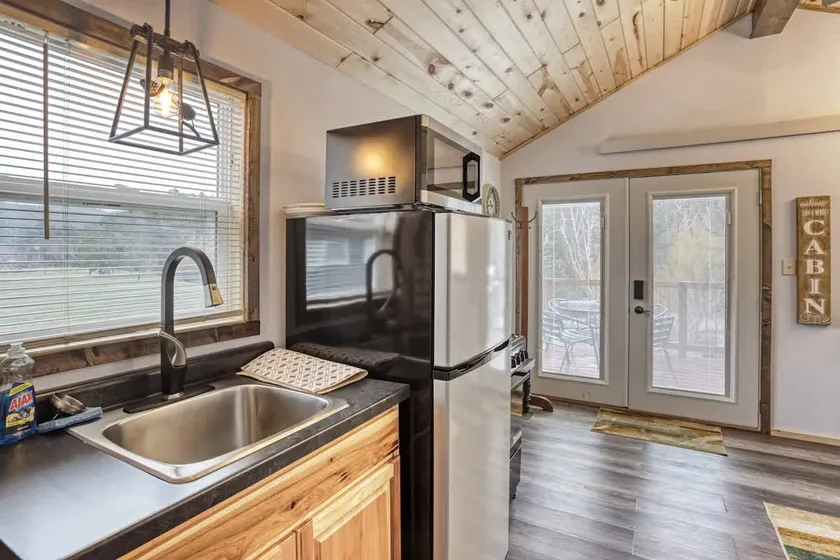 Cozy Creekside Retreat - Image 1