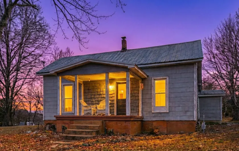 3BR Farmhouse with Views Near Hart Creek Trails - Image 1