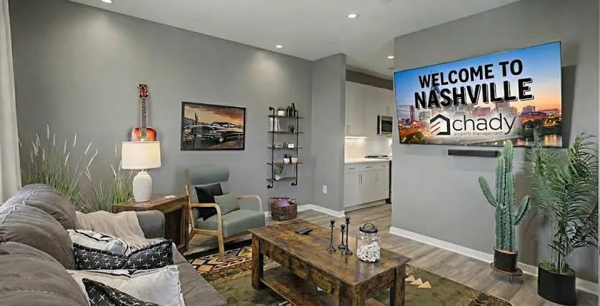 2BR Condo in Walkable Area & 5 mins to Broadway - Image 1
