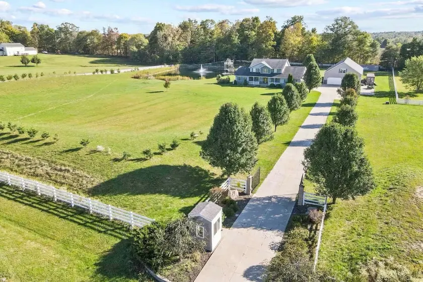 Family Home on 9 Acres! Climbing Wall & Gym - Image 1