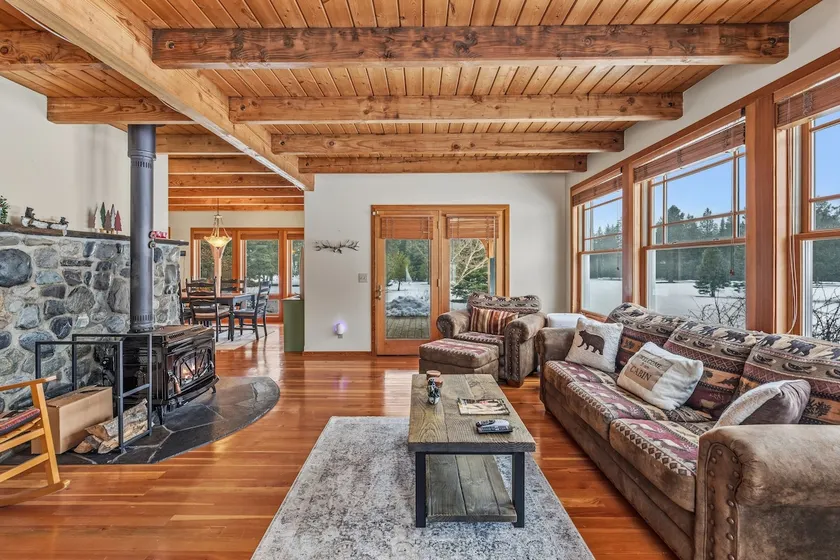 Blue Raven | Cozy Mountain Home Near Lake - Image 1