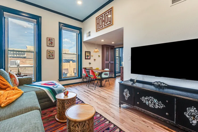 Shop, Dine, Unwind! Couples Retreat in Dtwn Golden - Image 1