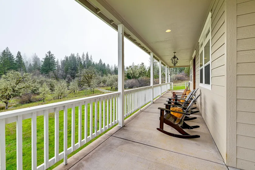 Limpy Creek Access! Family Retreat in Grants Pass - Image 1
