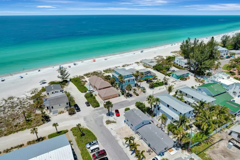 Serene oceanfront suite with Gulf view - Image 1