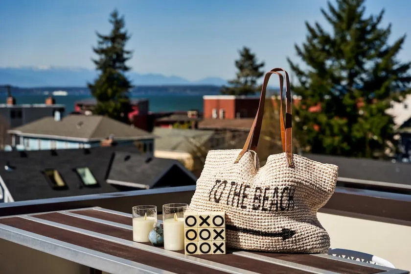Luxe Alki Stay | Rooftop Deck BBQ | Parking | A/C - Image 1