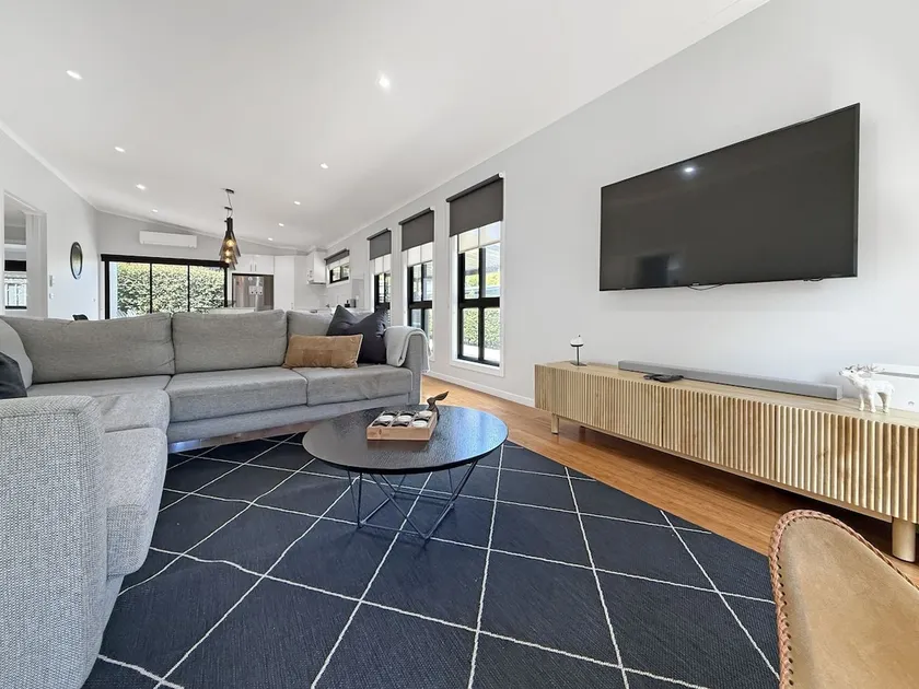 Snowgum Bright Retreat - 2 Houses, 1 Location - Image 1