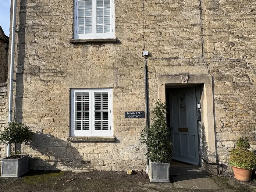 Bumblebee Cottage - Image 1