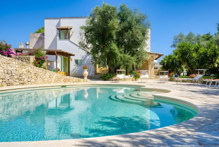Fantastic pool villa w/ private park 2km from sea - Image 1