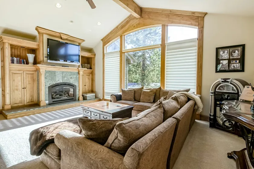 Luxury home with office & garage, sleeps 8 - Image 1
