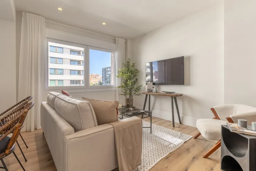 Bright 2-Bed Apartment Near Santiago Bernabéu - Image 1