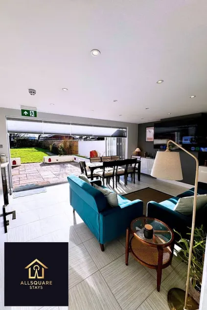 The Lockside By Allsquare Stays 5BDR Heathrow M4 M25 M3 - Image 1