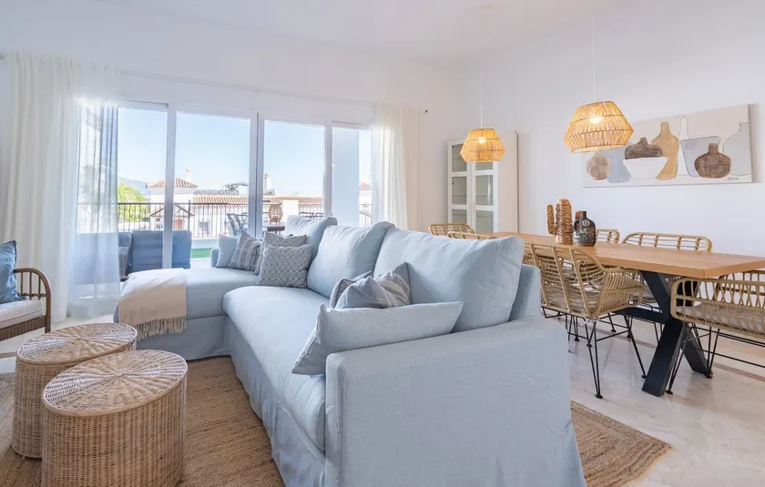 Modern Luxurious 3-Bedroom Residence with Resort Amenities - Image 1