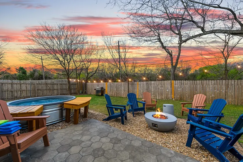 Pool+Firepit+GameRm+Golf+15 Mins DT & Airport+W/D - Image 1