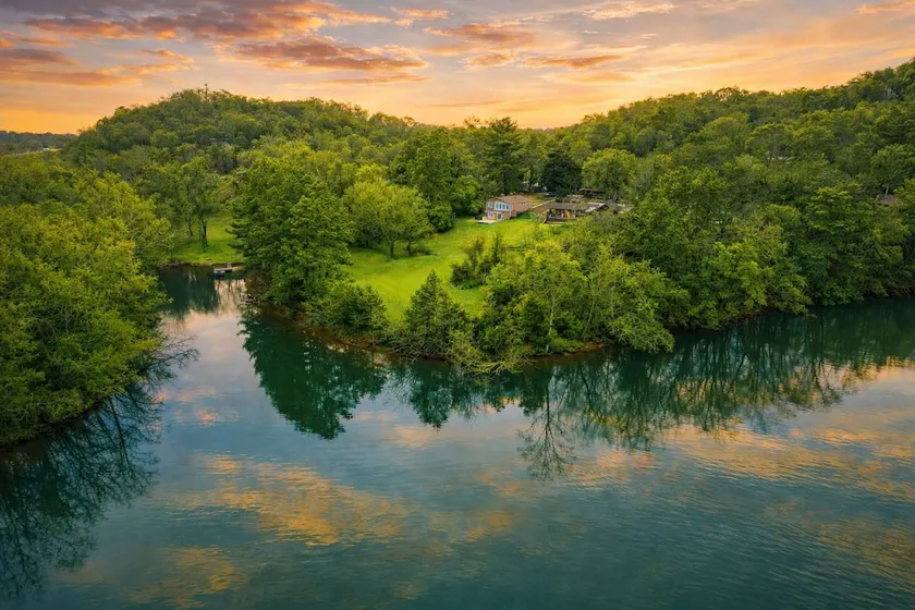 Private Lakefront Peninsula Retreat with Hot Tub - Image 1