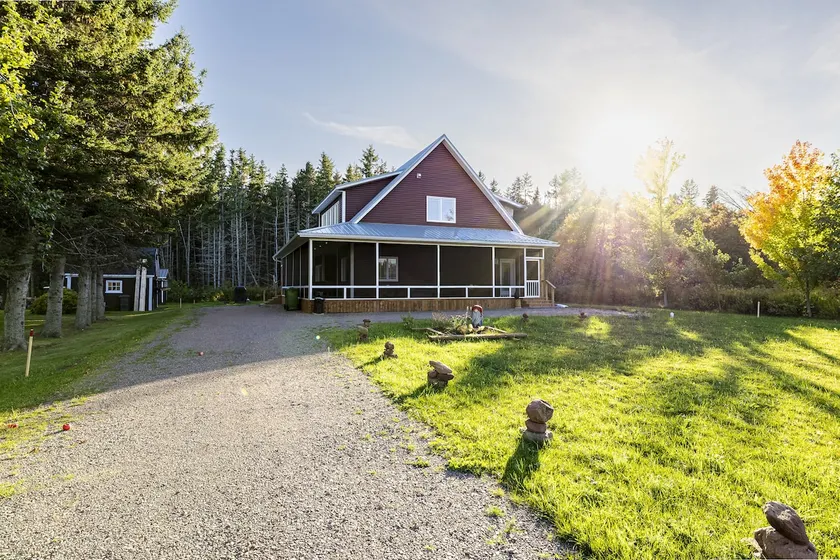 Anne's Coastal Haven with Nearby Beach Access - Image 1