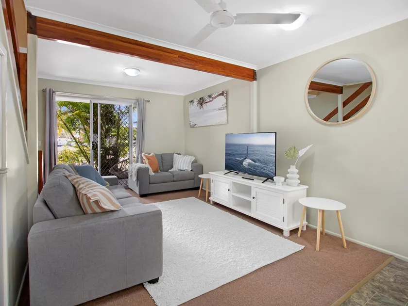 Your Coastal Escape: Steps to Hervey Bay Beach - Image 1
