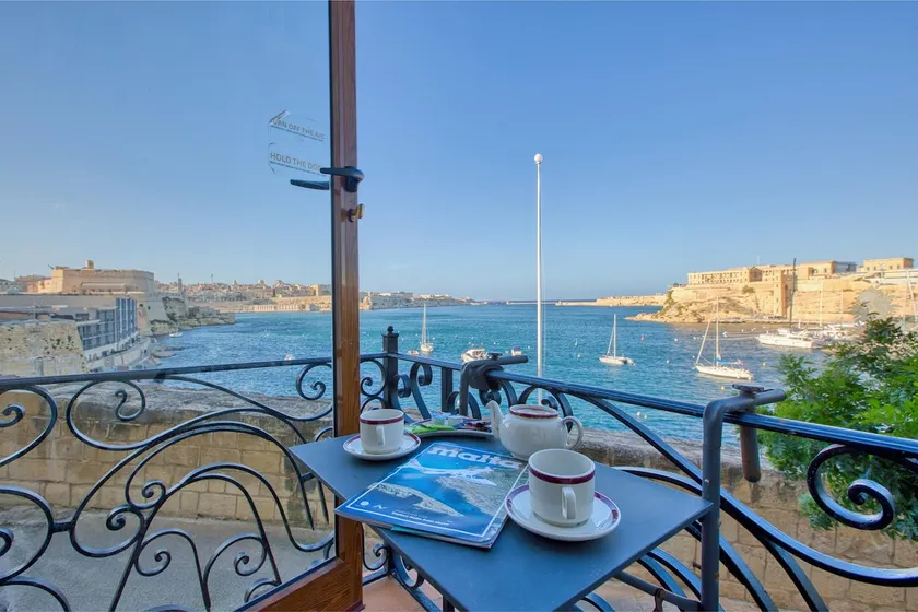 Wake Up to Harbour Views, Birgu Seafront 2BR - Image 1