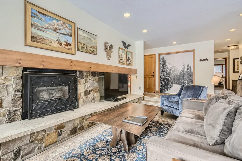 Stunning updated 3 bedroom at Quicksilver! - Image 1