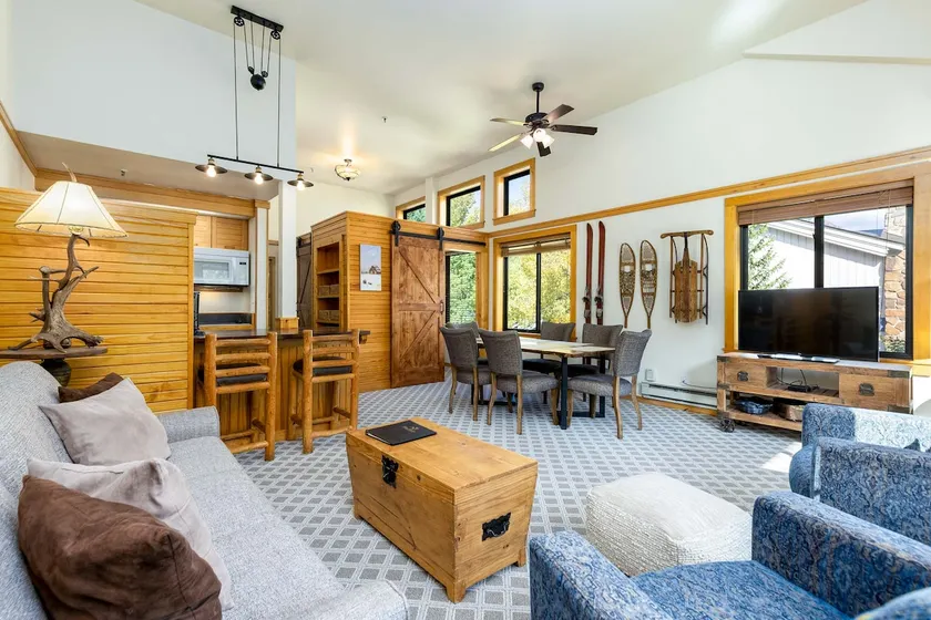 Riesiges Penthouse mit 1 Schlafzimmer und 2 Bädern in Hanglage! 3 Minuten zu Fuß zum Heben! - Image 1