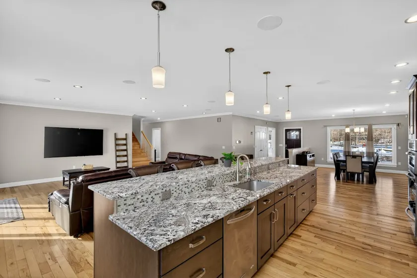 Eco-Luxury Estate: Spa Bath, EV Charger & Games! - Image 1