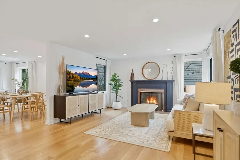 Elegant 3B House near UW Remodeled & EV Parking - Image 1