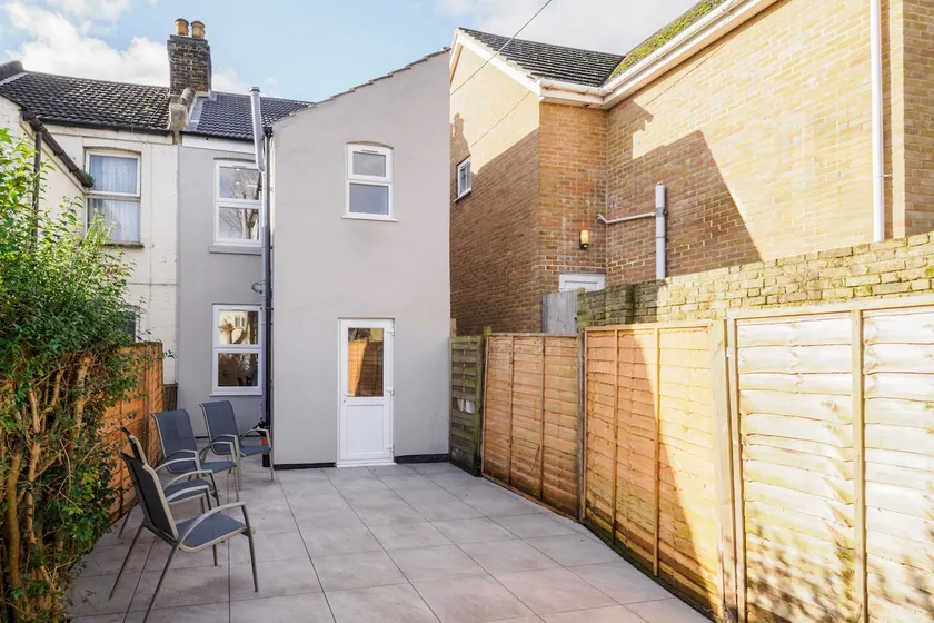 Host & Stay | Roach Street - Image 1