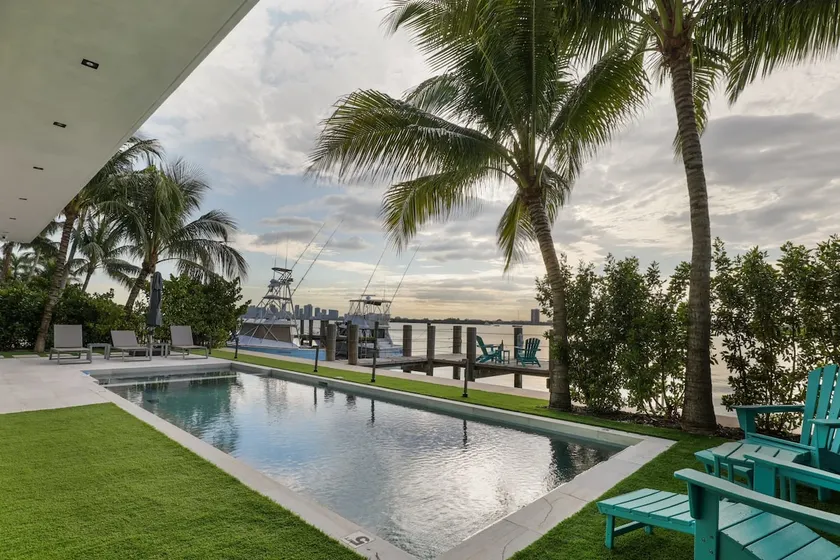 Luxury Bayfront Villa with Heated Pool & Hot tub - Image 1