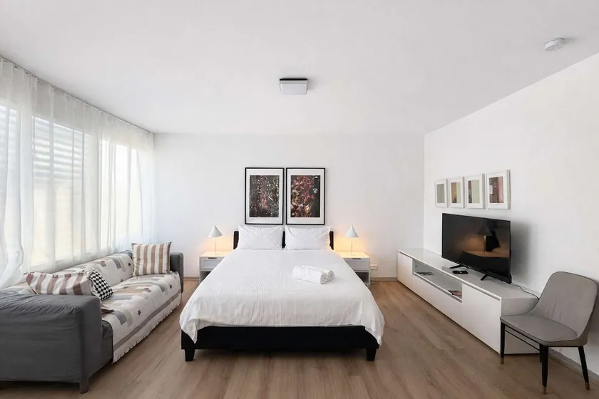 Stylish Studio Apartment in the Heart of Brunswick - Image 1