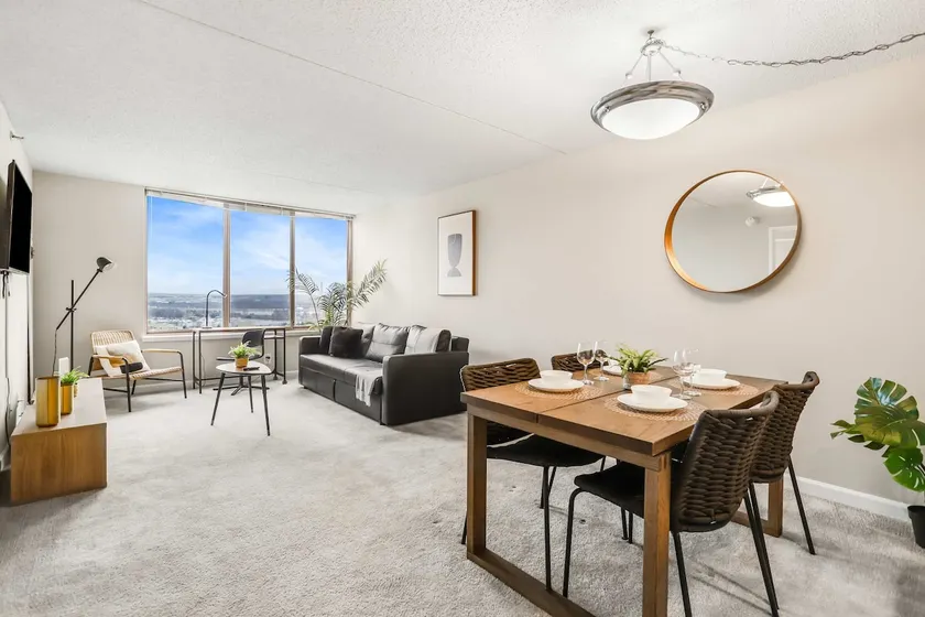Spacious Apt Walkable to Metro - Prime Location - Image 1
