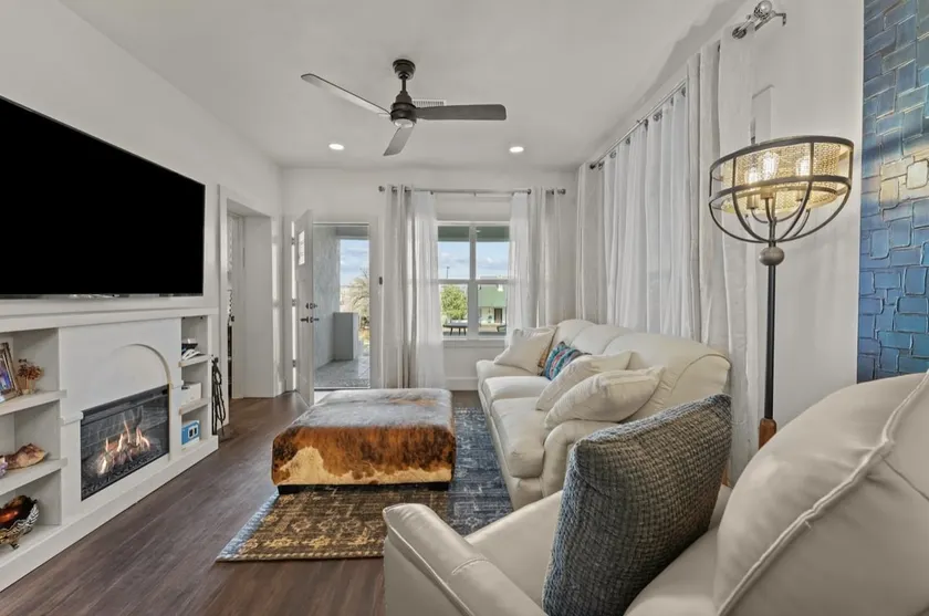 Historic charm, modern luxury, heart of downtown, - Image 1