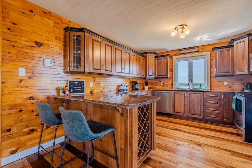 Junction Lookout Cottage 3BR, Hot Tub Water View - Image 1