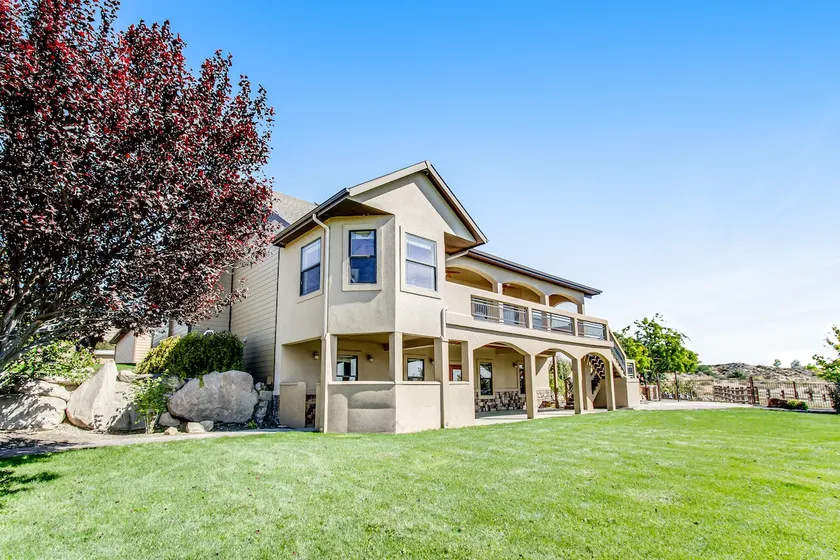 Kerry Hill Manor, Vineyard Estate & Views - Image 1