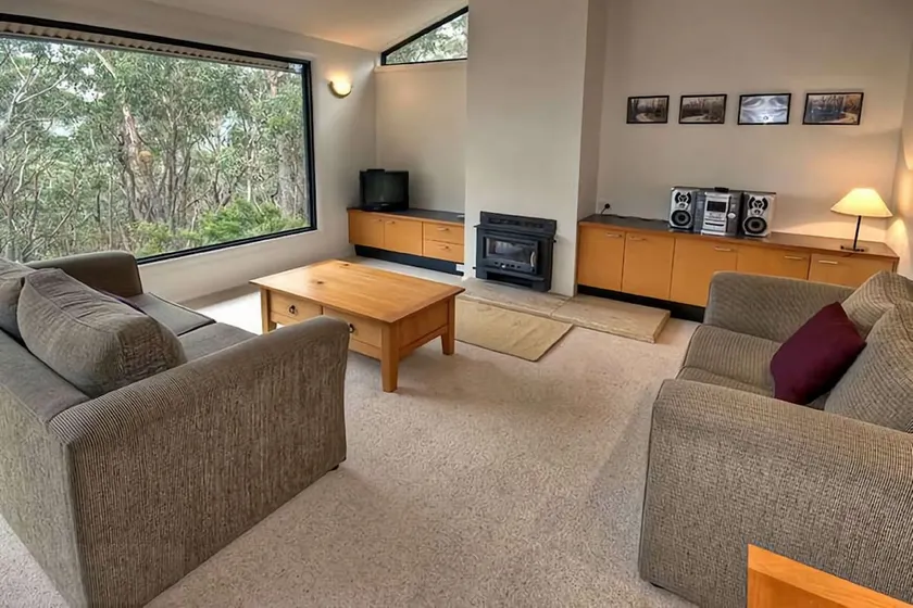 Delmonte | Maison moderne située sur un grand bloc de brousse situé près d'Hydro Majestic - Image 1