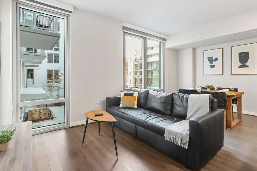 Modern Retreat with Easy Metro Access - Image 1