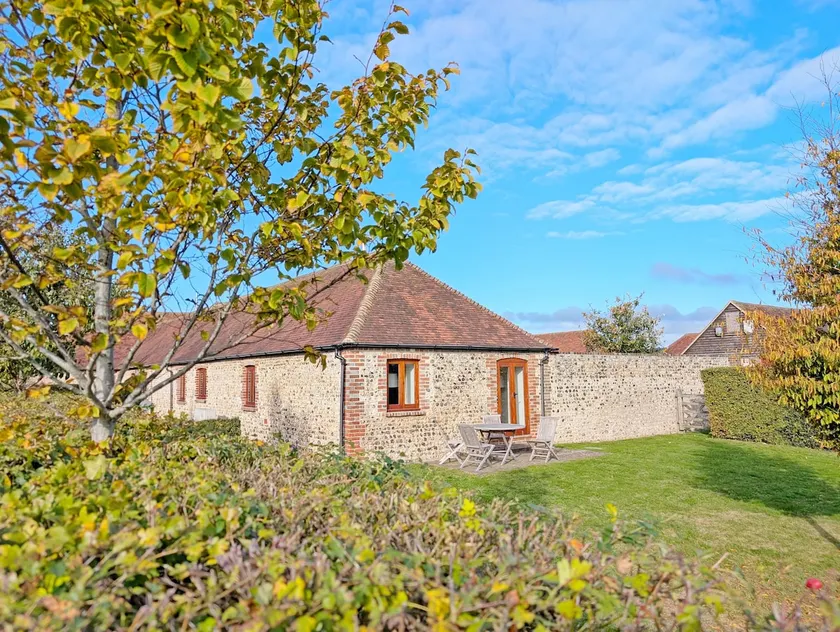 The Run, West Lavant -  a barn conversion that sleeps 4 guests  in 2 bedrooms - Image 1