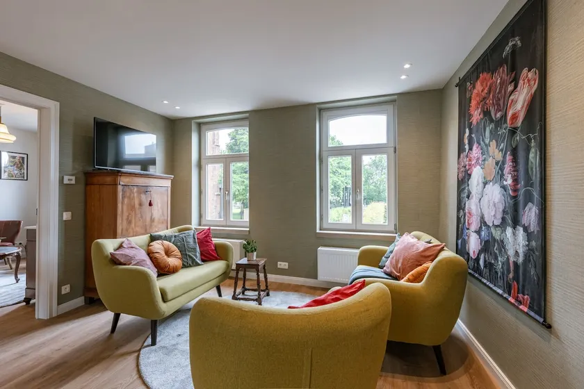 Charming retreat w/ workspace & TV - Image 1