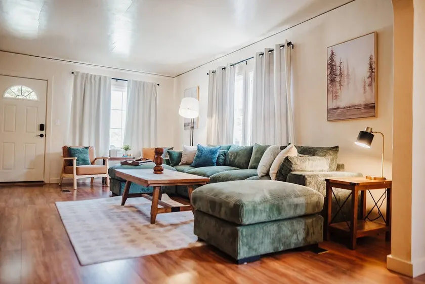 The Downtown Haus | Walking Distance to DT KFalls - Image 1