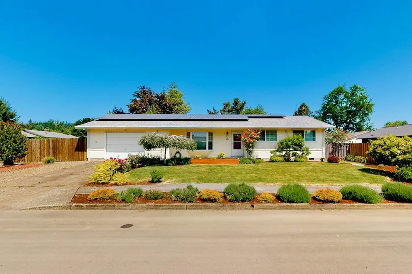 3BR home with enclosed yard, grill, W&D, fast WiFi - Image 1