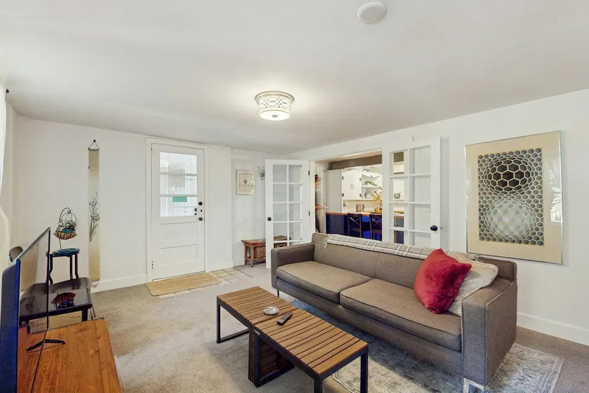 Quiet, walkable 2BR with pool, gardens & 2 patios - Image 1