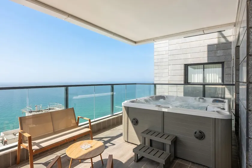 Luxury 5BR Penthouse | Balcony w/Jacuzzi | Mamad - Image 1