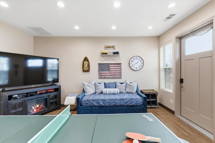 Lakefront Game Loft • Sleeps 6 | Private Beach | N - Image 1
