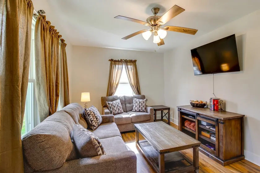 Lakes, Whiskey & More! Charming Home in Tullahoma - Image 1