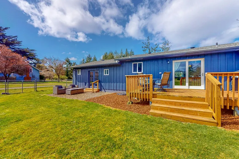 Bright home with large yard, deck & firepit - walk - Image 1