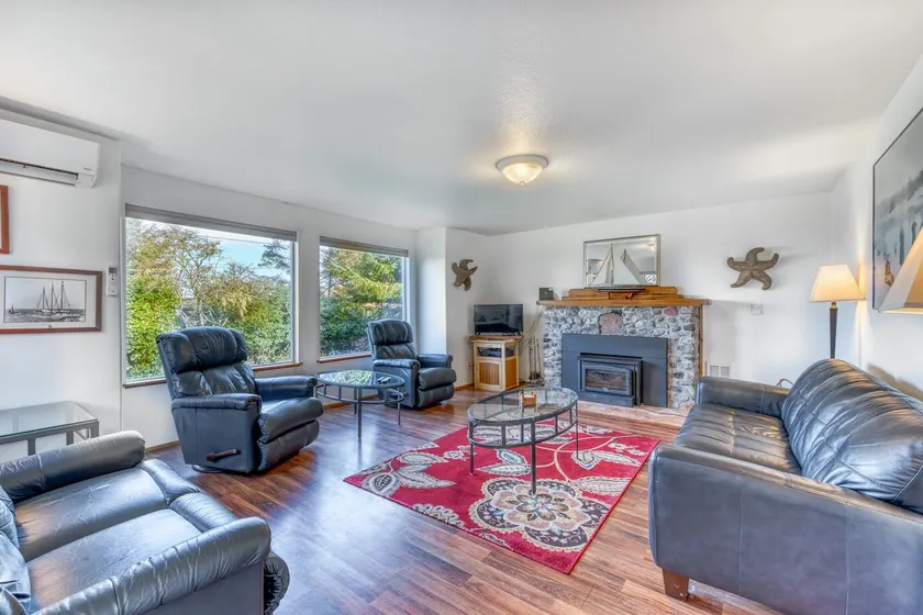 Dog-Friendly Home with Wood-Burning Fireplace and - Image 1