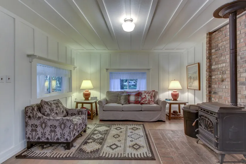 Restored log cabin with classic porch - near river - Image 1
