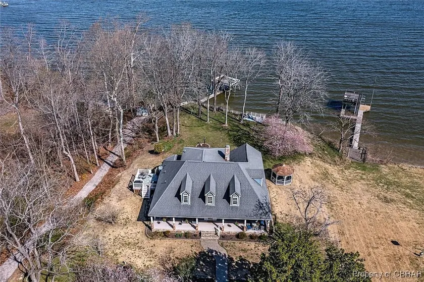 Spacious Riverfront Retreat with Private Dock - Image 1